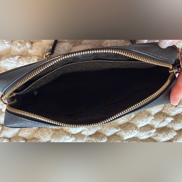 Michael Kors Elegant Black Crossbody Bag - Picture 3 of 5